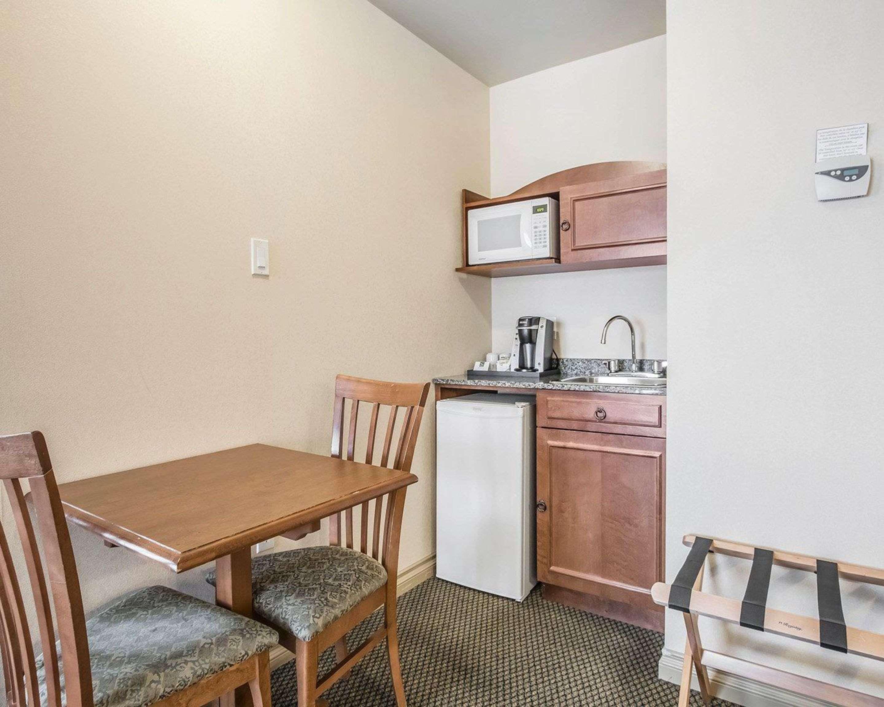 Quality Suites Дрюммондвилл Экстерьер фото